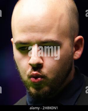 Luca Brecel reagiert während seines Spiels gegen Stephen Maguire am achten Tag der Cazoo UK Championship beim York Barbican. Bilddatum: Dienstag, 30. November 2021. Stockfoto