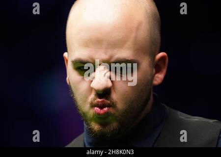 Luca Brecel reagiert während seines Spiels gegen Stephen Maguire am achten Tag der Cazoo UK Championship beim York Barbican. Bilddatum: Dienstag, 30. November 2021. Stockfoto