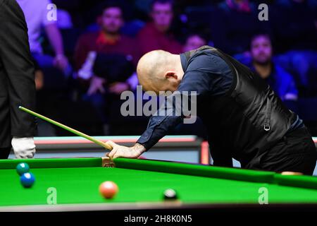 Luca Brecel reagiert während seines Spiels gegen Stephen Maguire am achten Tag der Cazoo UK Championship beim York Barbican. Bilddatum: Dienstag, 30. November 2021. Stockfoto