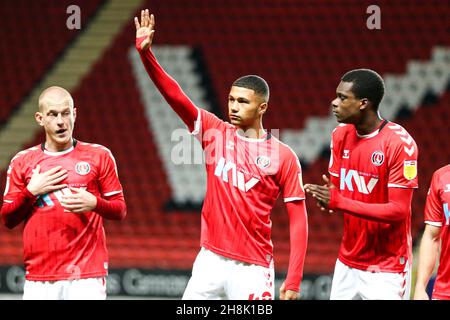 LONDON, GBR. NOV 30th Mason Burstow von Charlton Athletic winkt seiner Familie während des EFL Trophy-Spiels zwischen Charlton Athletic und Aston Villa am Dienstag, den 30th. November 2021, in The Valley, London, in die Menge. (Kredit: Tom West | MI News) Kredit: MI Nachrichten & Sport /Alamy Live News Stockfoto