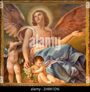 Forlí, ITALIEN - 11. NOVEMBER 2021: Das Fresko des Engels mit der Traube in der Cattedrala di Santa Croce von Giovanni Secchi (1876 - 1950).; Stockfoto