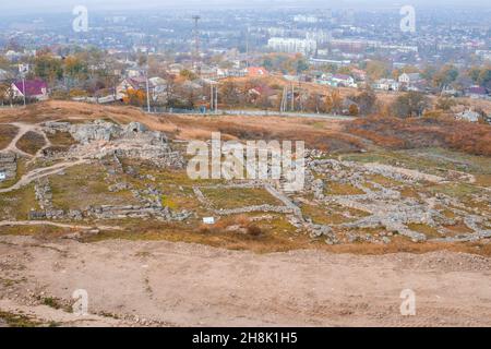 Ausgrabungen der antiken griechischen Stadt Panticaeum. Blick vom Berg Mithridates auf die Krim, Kertsch. Stockfoto