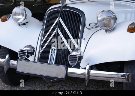 51143 KÖLN, DEUTSCHLAND - 25. Jul 2021: Ein weißer Oldtimer, der 11 cv von 1954 Stockfoto