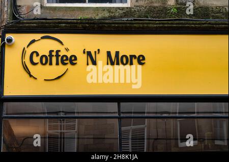 Edinburgh, Schottland- 20. Nov 2021: Das Zeichen für Coffe N More in Edinburgh. Stockfoto