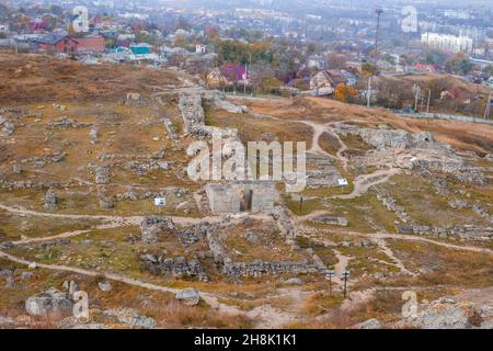 Ausgrabungen der antiken griechischen Stadt Panticaeum. Blick vom Berg Mithridates auf die Krim, Kertsch. Stockfoto