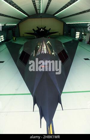 US Air Force F-117A Nighthawk Stealth-Kampfflugzeug, das während der Operation Desert Shield auf der King Khalid Air Base am 2. Januar 1991 in Khamis Mushait, Saudi-Arabien, in einem Hangar geparkt wurde. Stockfoto