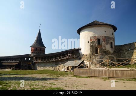 Alte europäische Festungsmauern und Türme. Mittelalterliche Festungsarchitektur und ein Hof Stockfoto