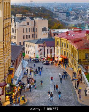 KIEW, UKRAINE - 07. NOVEMBER 2020: Menschen zu Fuß durch Andrew Abstieg - berühmte Touristenattraktion in Kiew. Kiew ist die Hauptstadt der Ukraine Stockfoto