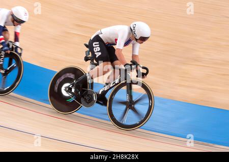 Jennifer Valente aus den Vereinigten Staaten, spätere Goldmedaillengewinnerin, während des Frauenomniums, den Olympischen Spielen 2020 in Tokio. Stockfoto