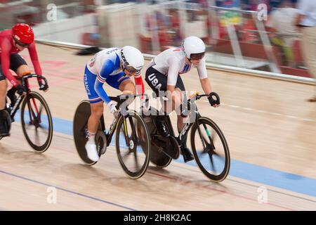 Jennifer Valente aus den Vereinigten Staaten, spätere Goldmedaillengewinnerin, während des Frauenomniums, den Olympischen Spielen 2020 in Tokio. Stockfoto