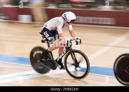 Jennifer Valente aus den Vereinigten Staaten, spätere Goldmedaillengewinnerin, während des Frauenomniums, den Olympischen Spielen 2020 in Tokio. Stockfoto