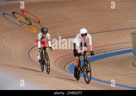 Jennifer Valente aus den Vereinigten Staaten, spätere Goldmedaillengewinnerin, während des Frauenomniums, den Olympischen Spielen 2020 in Tokio. Stockfoto