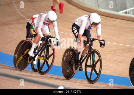 Jennifer Valente aus den Vereinigten Staaten, spätere Goldmedaillengewinnerin, während des Frauenomniums, den Olympischen Spielen 2020 in Tokio. Stockfoto