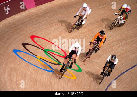 Jennifer Valente aus den Vereinigten Staaten, spätere Goldmedaillengewinnerin, während des Frauenomniums, den Olympischen Spielen 2020 in Tokio. Stockfoto