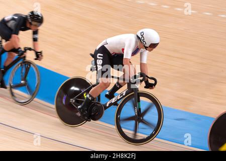 Jennifer Valente aus den Vereinigten Staaten, spätere Goldmedaillengewinnerin, während des Frauenomniums, den Olympischen Spielen 2020 in Tokio. Stockfoto