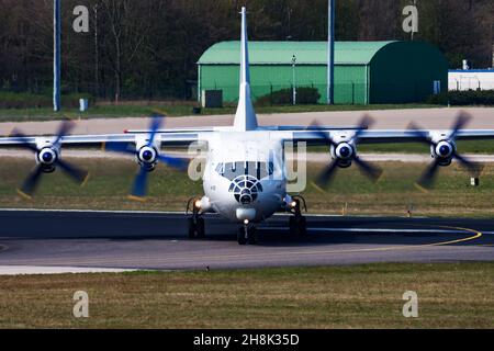 Eindhoven, Niederlande - 16. April 2015: Cavok Air Frachtflugzeug am Flughafen. Luftfracht und Versand. Luftfahrt und Flugzeuge. Transportindustrie. Global Stockfoto