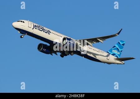 Ein von JetBlue Airways betriebener Airbus A321 NEO fährt vom Flughafen London Heathrow ab Stockfoto