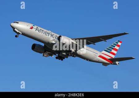 Eine Boeing 777 von American Airlines startet am Flughafen London Heathrow Stockfoto