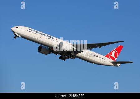 Eine Boeing 777 von Turkish Airlines startet am Flughafen London Heathrow Stockfoto