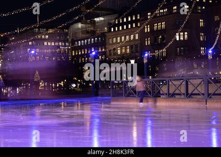 Winter in Stockholm. Eislaufen auf dem Platz in Kungstradgarden. Stockfoto