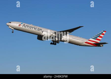 Eine Boeing 777 von American Airlines startet am Flughafen London Heathrow Stockfoto