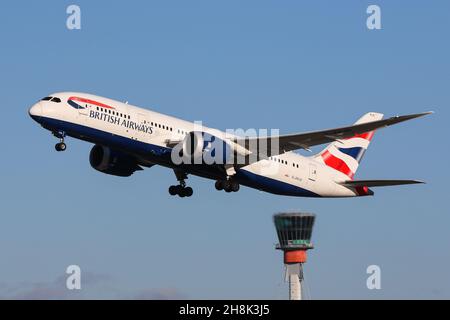 Eine Boeing 787 von British Airways startet am Flughafen London Heathrow Stockfoto