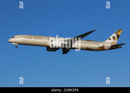 Eine von Etihad Airways betriebene Boeing 787 fährt vom Flughafen London Heathrow ab Stockfoto