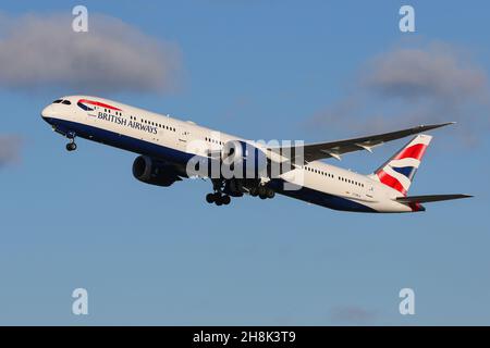 Eine Boeing 787 von British Airways startet am Flughafen London Heathrow Stockfoto