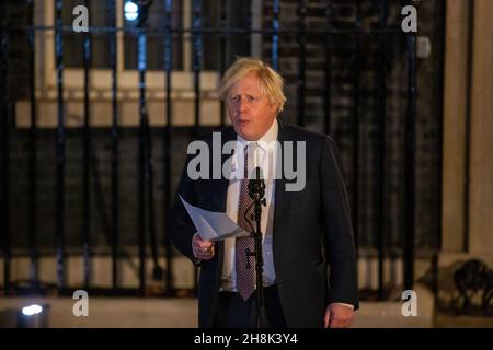 London, England, Großbritannien. 30th. November 2021. Der britische Premierminister BORIS JOHNSON hält eine Rede, bevor er die Stände auf dem in der Downing Street aufgestellte Weihnachts- und Getränkemarkt besucht. (Bild: © Tayfun Salci/ZUMA Press Wire) Stockfoto