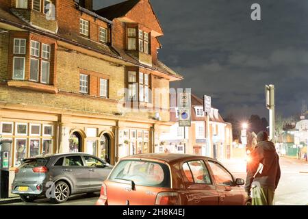 Orpington London UK 30th Nov 2021: Der Loft-Raum auf dem White hart Pub an der Ecke White Hart Road und High Street brannte heute Morgen. Zehn Feuerwehrfahrzeuge sollen das Feuer bekämpfen. Heute Abend, ein Mieter, Wer nicht wusste, dass es einen Feuervorfall gegeben hatte, war schockiert, als er zur Kenntnis kam, dass er nach seiner Rückkehr von der Arbeit an diesem Abend nicht in seine Wohnung gelangen konnte, musste den Vermieter auf seinem Handy anrufen, um herauszufinden, warum er ausgesperrt wurde. Niemand wurde verletzt. Quelle: Xiu Bao/Alamy Live News Stockfoto