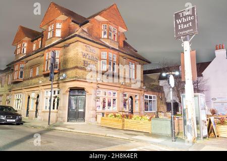 Orpington London UK 30th Nov 2021: Der Loft-Raum auf dem White hart Pub an der Ecke White Hart Road und High Street brannte heute Morgen. Zehn Feuerwehrfahrzeuge sollen das Feuer bekämpfen. Heute Abend, ein Mieter, Wer nicht wusste, dass es einen Feuervorfall gegeben hatte, war schockiert, als er zur Kenntnis kam, dass er nach seiner Rückkehr von der Arbeit an diesem Abend nicht in seine Wohnung gelangen konnte, musste den Vermieter auf seinem Handy anrufen, um herauszufinden, warum er ausgesperrt wurde. Niemand wurde verletzt. Quelle: Xiu Bao/Alamy Live News Stockfoto