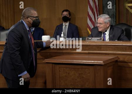 30. November 2021, Washington, District of Columbia, USA: BRIAN A. NICHOLS, US-Staatssekretär für die westliche HeWelt, spricht mit Senator BOB MENENDEZ vor Beginn der Anhörung über die US-Politik und Demokratie in Lateinamerika und der Karibik, heute am 30. November 2021 im Dirksen Senat/Capitol Hill in Washington DC, USA. (Bild: © Lenin Nolly/ZUMA Press Wire) Stockfoto