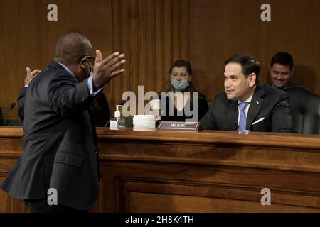 30. November 2021, Washington, District of Columbia, USA: BRIAN A. NICHOLS, US-Staatssekretär für die westliche HeWelt, spricht mit Senator MARCO RUBIO, bevor die Anhörung über die US-Politik und Demokratie in Lateinamerika und der Karibik heute, am 30. November 2021, im Dirksen-Senat/Capitol Hill in Washington DC, USA, beginnt. (Bild: © Lenin Nolly/ZUMA Press Wire) Stockfoto