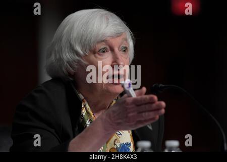 30. November 2021, Washington, District of Columbia, USA: US-Finanzminister JANET L. YELLEN bezeugte heute am 30. November 2021 im Dirksen Senat/Capitol Hill in Washington DC, USA, vor dem Ausschuss für Banken, Wohnungsbau und Stadtangelegenheiten des Senats über DIE Aufsicht ÜBER das CARES Act, das sich auf den Aufbau einer widerstandsfähigen Wirtschaft konzentriert. (Bild: © Lenin Nolly/ZUMA Press Wire) Stockfoto