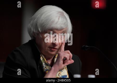 30. November 2021, Washington, District of Columbia, USA: US-Finanzminister JANET L. YELLEN bezeugte heute am 30. November 2021 im Dirksen Senat/Capitol Hill in Washington DC, USA, vor dem Ausschuss für Banken, Wohnungsbau und Stadtangelegenheiten des Senats über DIE Aufsicht ÜBER das CARES Act, das sich auf den Aufbau einer widerstandsfähigen Wirtschaft konzentriert. (Bild: © Lenin Nolly/ZUMA Press Wire) Stockfoto