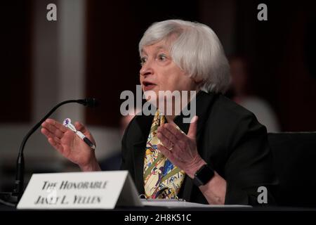 30. November 2021, Washington, District of Columbia, USA: US-Finanzminister JANET L. YELLEN bezeugte heute am 30. November 2021 im Dirksen Senat/Capitol Hill in Washington DC, USA, vor dem Ausschuss für Banken, Wohnungsbau und Stadtangelegenheiten des Senats über DIE Aufsicht ÜBER das CARES Act, das sich auf den Aufbau einer widerstandsfähigen Wirtschaft konzentriert. (Bild: © Lenin Nolly/ZUMA Press Wire) Stockfoto