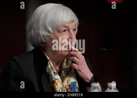 30. November 2021, Washington, District of Columbia, USA: US-Finanzminister JANET L. YELLEN bezeugte heute am 30. November 2021 im Dirksen Senat/Capitol Hill in Washington DC, USA, vor dem Ausschuss für Banken, Wohnungsbau und Stadtangelegenheiten des Senats über DIE Aufsicht ÜBER das CARES Act, das sich auf den Aufbau einer widerstandsfähigen Wirtschaft konzentriert. (Bild: © Lenin Nolly/ZUMA Press Wire) Stockfoto