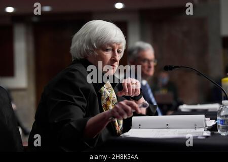 30. November 2021, Washington, District of Columbia, USA: US-Finanzminister JANET L. YELLEN bezeugte heute am 30. November 2021 im Dirksen Senat/Capitol Hill in Washington DC, USA, vor dem Ausschuss für Banken, Wohnungsbau und Stadtangelegenheiten des Senats über DIE Aufsicht ÜBER das CARES Act, das sich auf den Aufbau einer widerstandsfähigen Wirtschaft konzentriert. (Bild: © Lenin Nolly/ZUMA Press Wire) Stockfoto