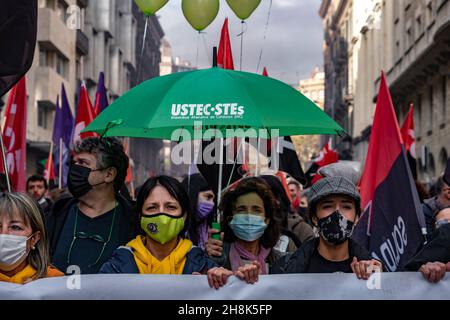 Barcelona, Spanien. 30th. November 2021. Während der Demonstration halten Demonstranten Flaggen und einen Regenschirm in der Hand.Tausende von Leiharbeitern der öffentlichen Verwaltung haben in Barcelona demonstriert, um einen festen Arbeitsplatz in der öffentlichen Verwaltung zu verteidigen. (Foto von Paco Freire/SOPA Images/Sipa USA) Quelle: SIPA USA/Alamy Live News Stockfoto