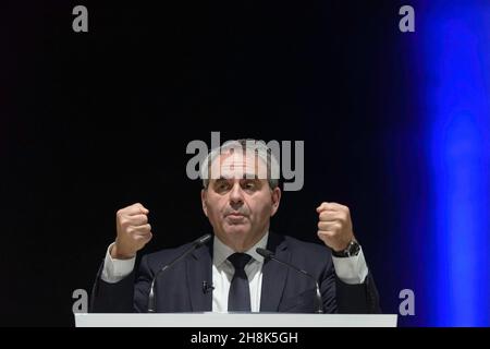 Rillieux La Pape, Frankreich. 29th. November 2021. Xavier Bertrand hält seine Rede während seines letzten Wahlkampftreffens in Rillieux-la-Pape. Xavier Bertrand hält sein letztes Wahlkampftreffen im Primary der Partei 'Les Republicains' (LR) ab. Die Benennung des Kandidaten erfolgt am 2nd. Und 4th. Dezember 2021 in einer Zweirunde-Wahl. Kredit: SOPA Images Limited/Alamy Live Nachrichten Stockfoto