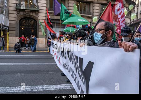 Barcelona, Spanien. 30th. November 2021. Während der Demonstration marschieren die Demonstranten mit Fahnen und einem Banner.Tausende von Leiharbeitern der öffentlichen Verwaltung haben in Barcelona demonstriert, um einen festen Arbeitsplatz in der öffentlichen Verwaltung zu verteidigen. Kredit: SOPA Images Limited/Alamy Live Nachrichten Stockfoto