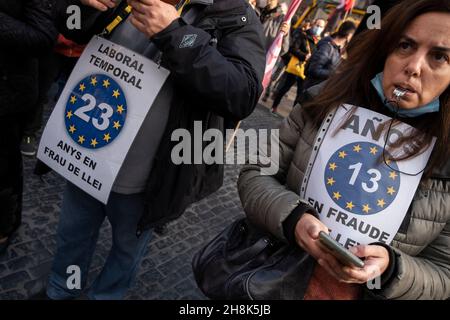 Barcelona, Spanien. 30th. November 2021. Während der Demonstration in Barcelona sind Demonstranten mit Plakaten zu sehen.Tausende von Leiharbeitern der öffentlichen Verwaltung haben in Barcelona demonstriert, um einen festen Arbeitsplatz in der öffentlichen Verwaltung zu verteidigen. Kredit: SOPA Images Limited/Alamy Live Nachrichten Stockfoto