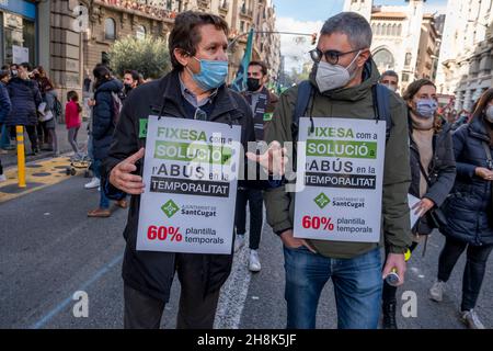 Barcelona, Spanien. 30th. November 2021. Demonstranten, die während der Demonstration in Barcelona mit Plakaten gesehen wurden.Tausende von Leiharbeitern der öffentlichen Verwaltung haben in Barcelona demonstriert, um einen festen Arbeitsplatz in der öffentlichen Verwaltung zu verteidigen. Kredit: SOPA Images Limited/Alamy Live Nachrichten Stockfoto