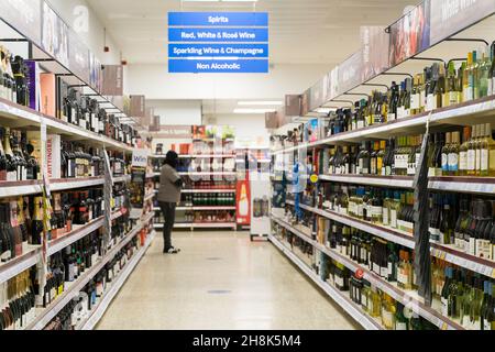 London UK 30 Nov 2021: Inmitten der Ausbreitung des Omicron-Coronavirus sind Gesichtsbedeckungen jetzt in Geschäften und tesco-Supermärkten in England Pflicht, um eine nationale Sperrung im Winter zu vermeiden. Gesichtsmaske mit Weihnachtskäufern sind heute in London England in Supermärkten zu sehen. Quelle: Xiu Bao/Alamy Live News Stockfoto