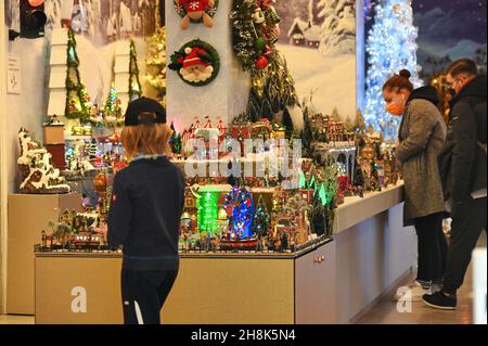 TURIN, ITALIEN - 02. Nov 2021: Die Leute kaufen im traditionellen temporären Laden ein, der weihnachtliche Dekorationen verkauft, Turin, Italien Stockfoto