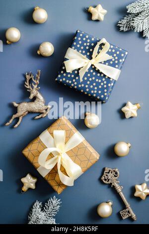 Weihnachten flach Lay Zusammensetzung. Vintage Weihnachtsgeschenke und Dekorationen auf blauem Tisch Draufsicht. Stockfoto