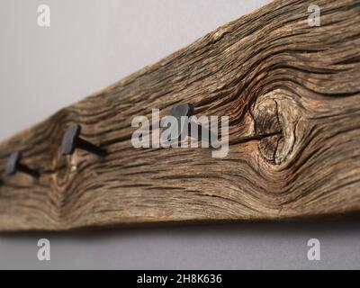 Alte Garderobe, altes Brett mit gehämmerten geschmiedeten Nägeln Stockfoto