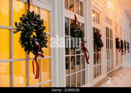 Haus für Weihnachten mit rotem Auto dekoriert Stockfoto