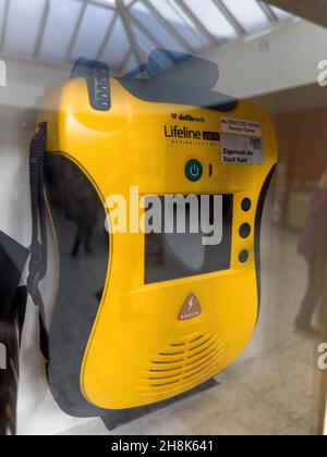 Neuer gelber DefibTech Lifeline Defibrillator in einem großen Einkaufszentrum Stockfoto