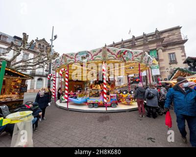 fröhliches Karussell in der alljährlichen berühmten Weihnachtshauptstadt Straßburg Stockfoto